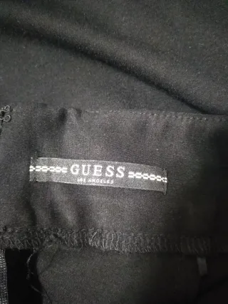 Falda tubo Guess negra con tachuelas