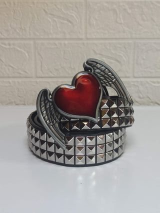 Cintura con cuore rosso e borchie