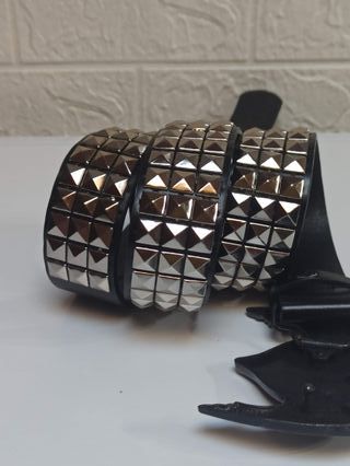 Cintura con cuore rosso e borchie