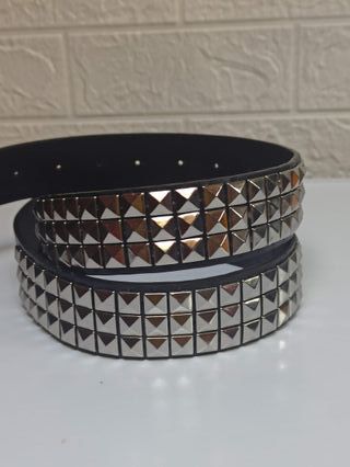 Cintura con cuore rosso e borchie