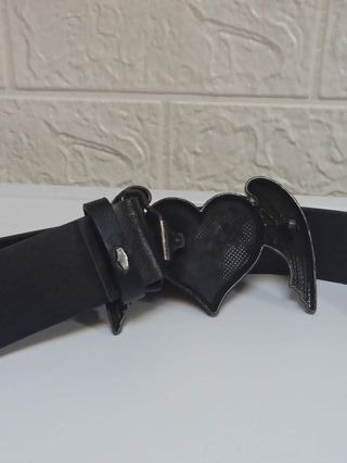 Cintura con cuore rosso e borchie