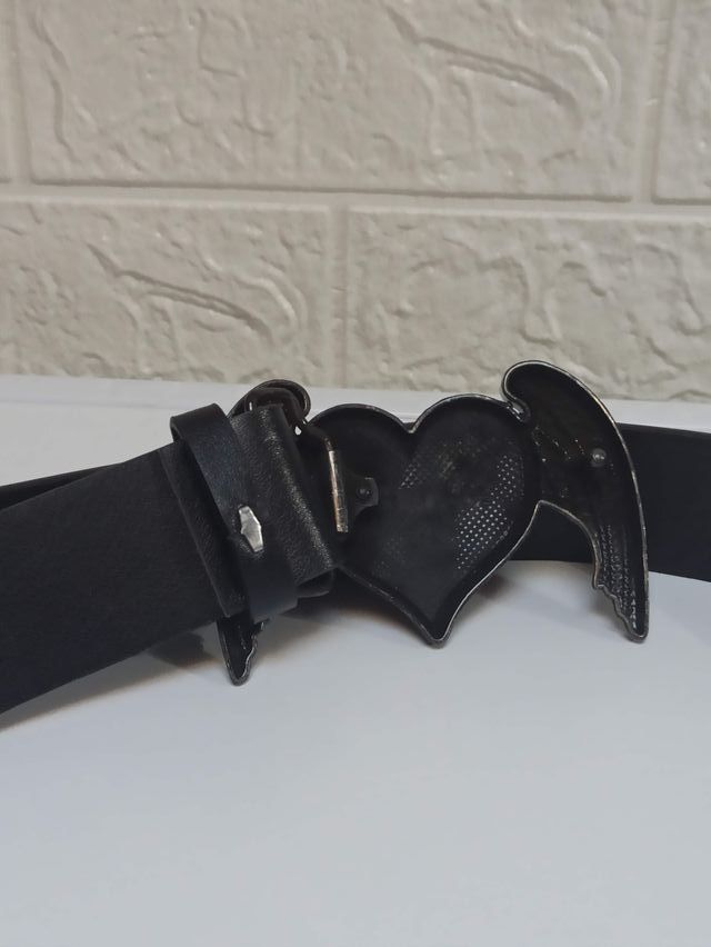 Cintura con cuore rosso e borchie