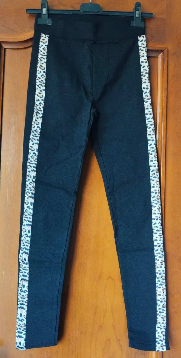 Pantalón estilo malla con estampado