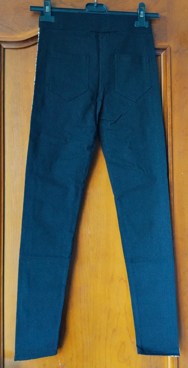 Pantalón estilo malla con estampado