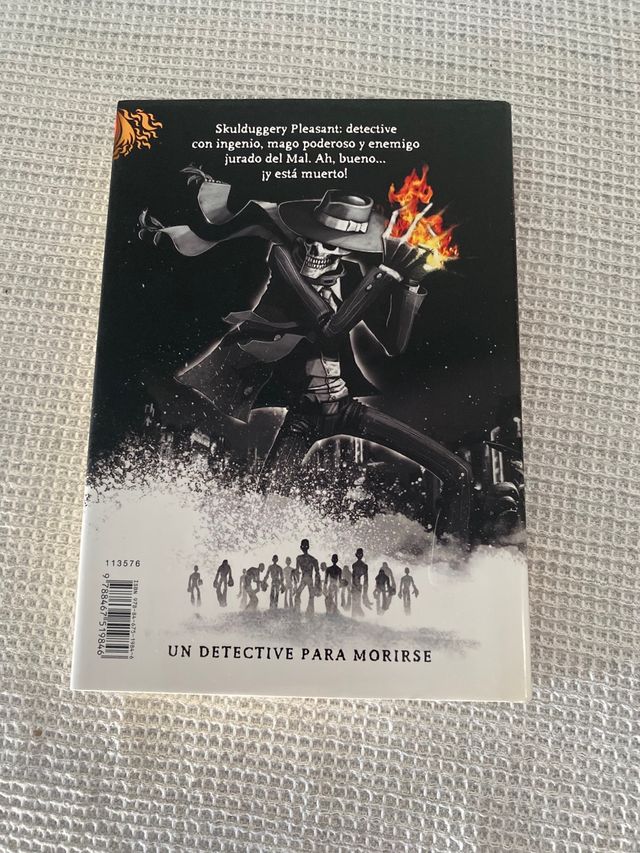 Libro Detective Esqueleto 1: Skulduggery Pleasant