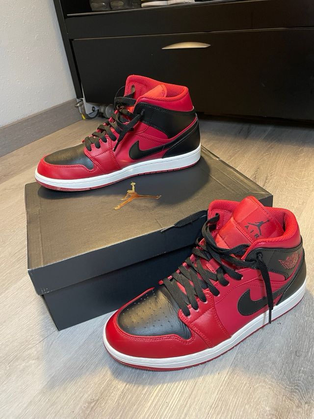 Jordan 1 Mid Rojo y Negro Talla 43