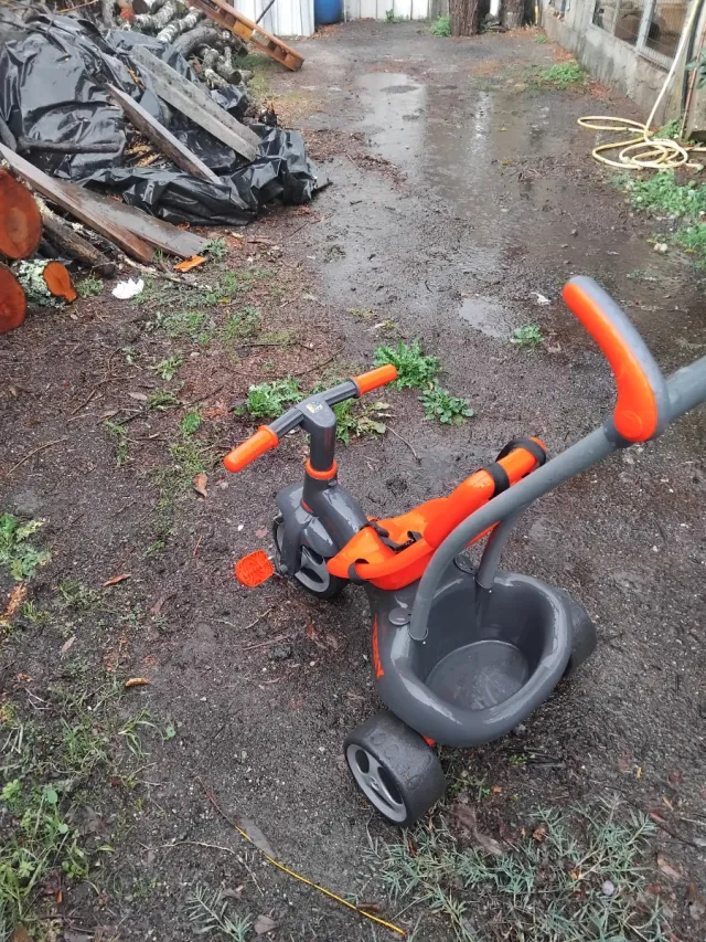Triciclo infantil gris y naranja
