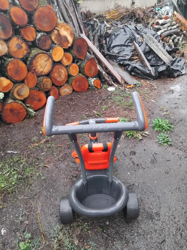 Triciclo infantil gris y naranja