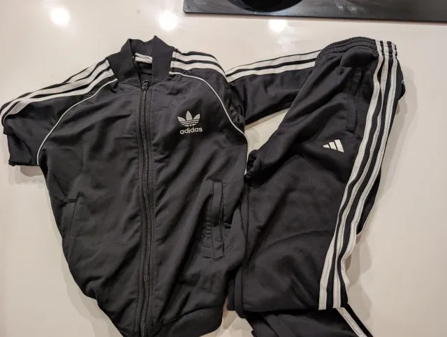 Chándal Adidas Negro y Blanco
Talla 9-10