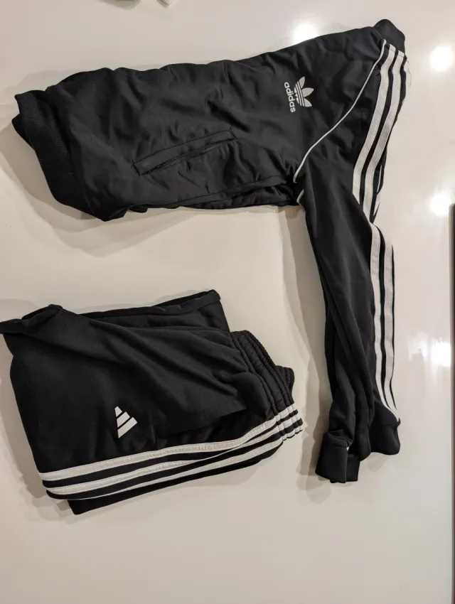 Chándal Adidas Negro y Blanco
Talla 9-10