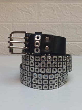 Cintura nera con borchie quadrate argento