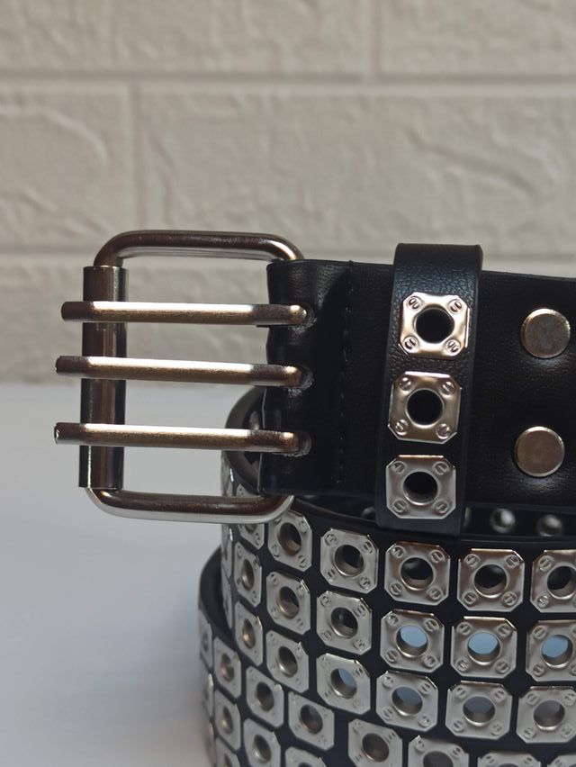 Cintura nera con borchie quadrate argento