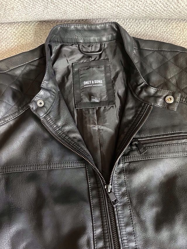 Chaqueta de cuero negra