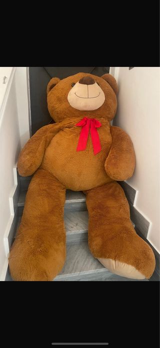 Orso peluche XXL con fiocco rosso