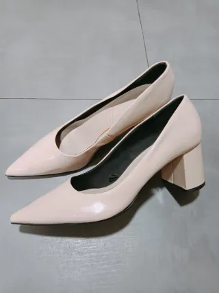 Zapatos de salón nude tacón bloque