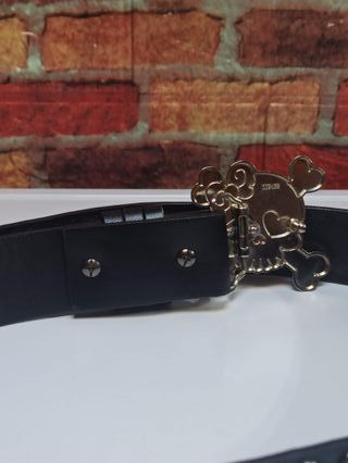 Cintura nera con borchie e teschio