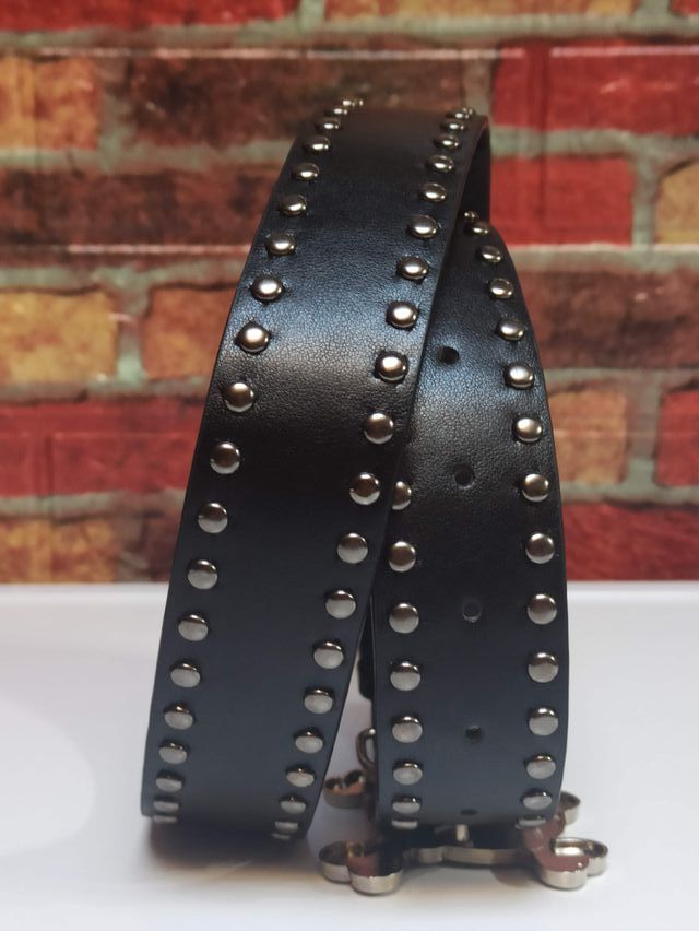 Cintura nera con borchie e teschio
