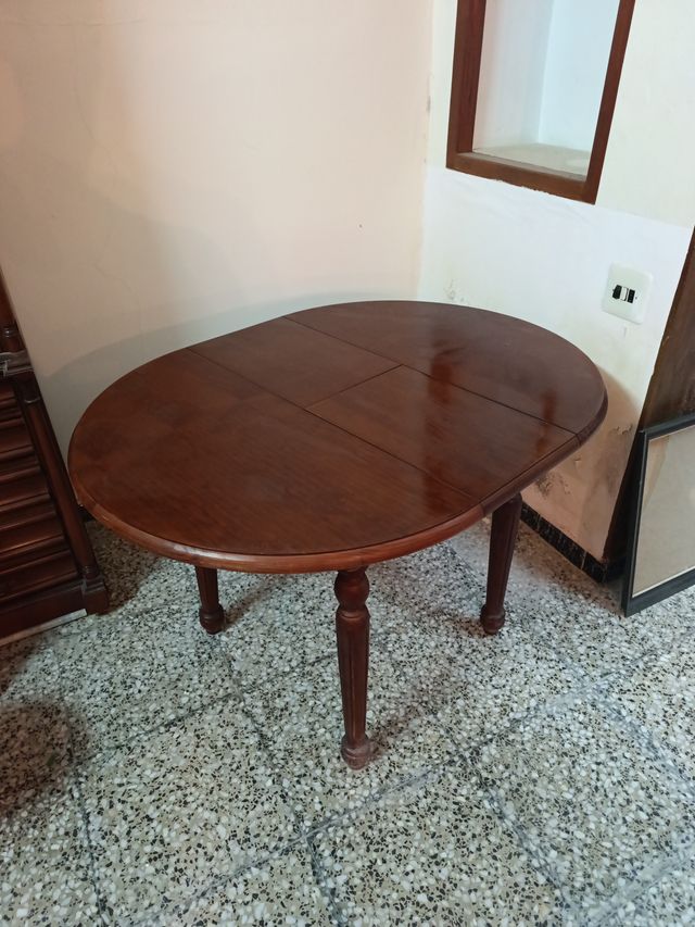 Mesa redonda de madera