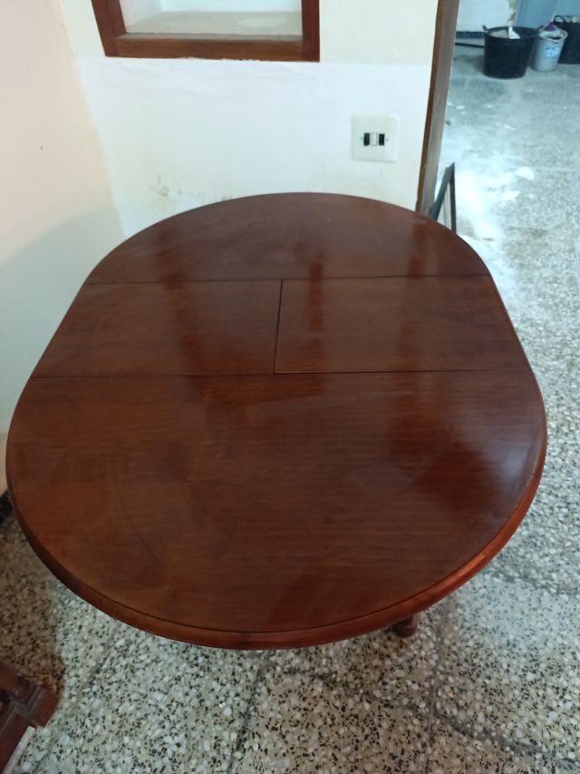 Mesa redonda de madera