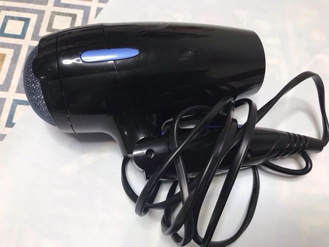 Secador de pelo negro