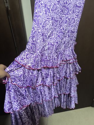 Traje de flamenca morado y blanco