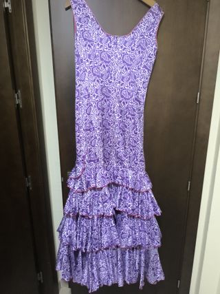 Traje de flamenca morado y blanco