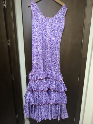 Traje de flamenca morado y blanco