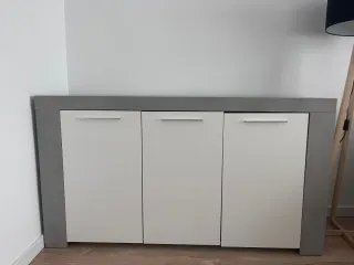 Mueble de salón gris y blanco