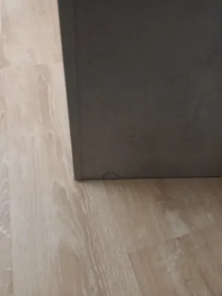 Mueble de salón gris y blanco