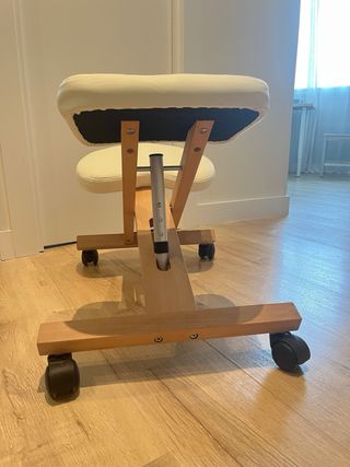 Silla ergonómica rodillas madera y piel sintética