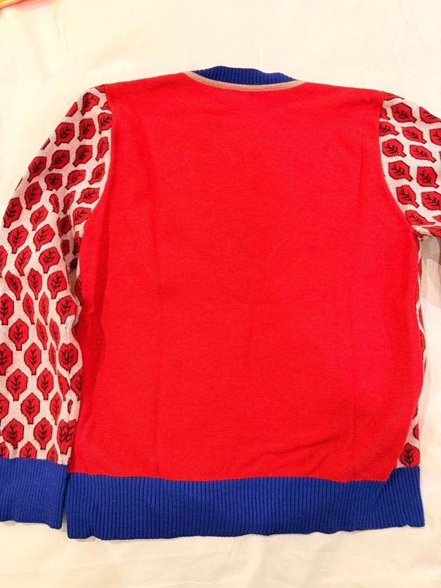 Jersey de punto rojo y azul