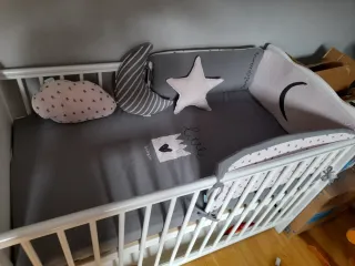 Cuna infantil con protector y juego de sábanas