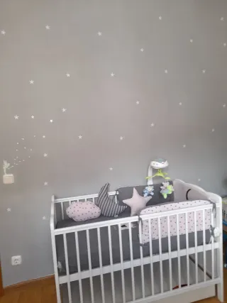 Cuna infantil con protector y juego de sábanas