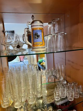 Mueble bar de madera de haya macizo y cristal