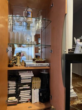 Mueble bar de madera de haya macizo y cristal