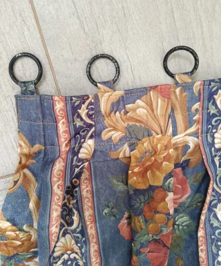 2 Cortinas de tela con flores azules y rosas