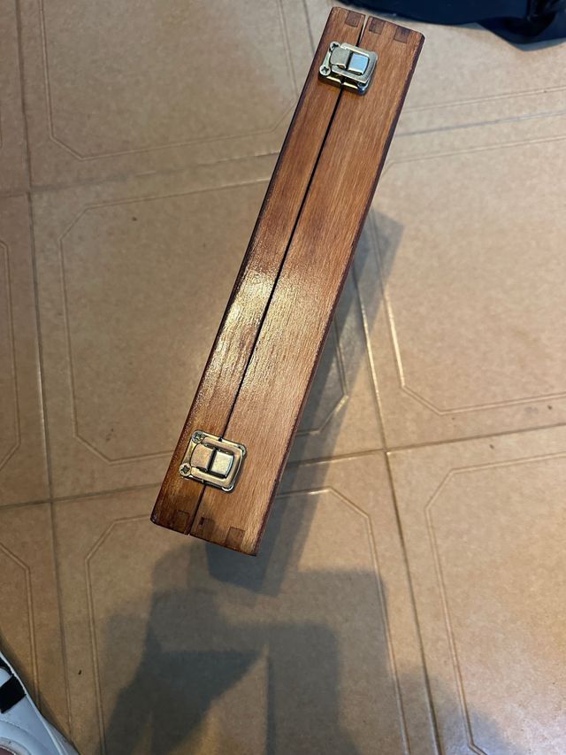 Caja porta anzuelos y bajos de pesca