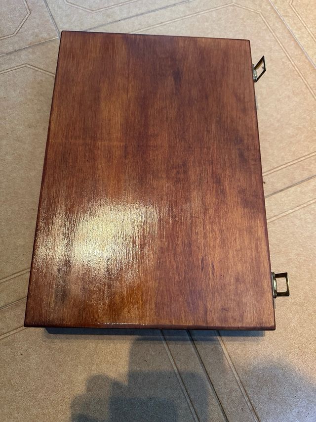 Caja porta anzuelos y bajos de pesca