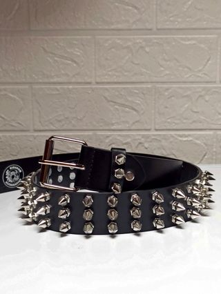 Cintura con borchie punk