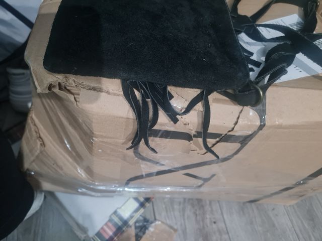 Bolso negro ante flecos