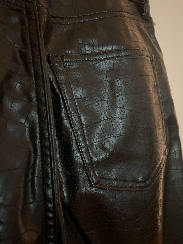 Pantalones negros efecto piel