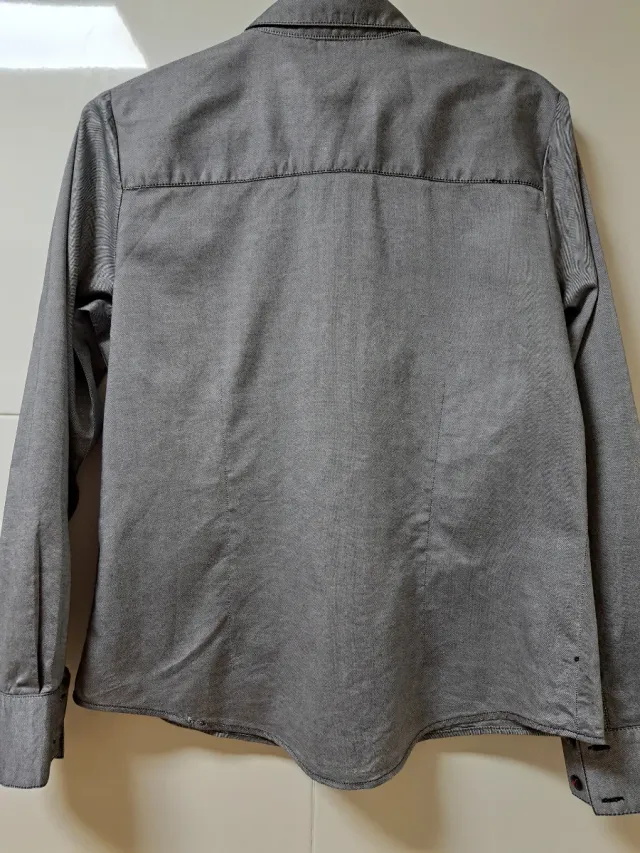 Camisa Lloyd's gris con escudo