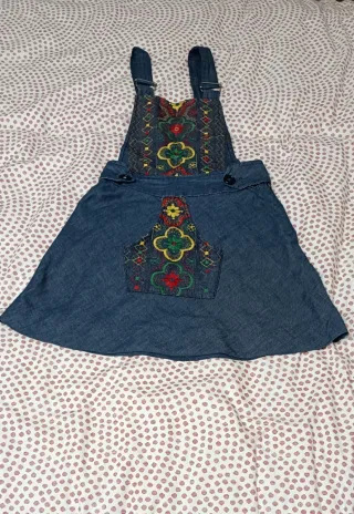 Falda vaquera con tirantes bordada