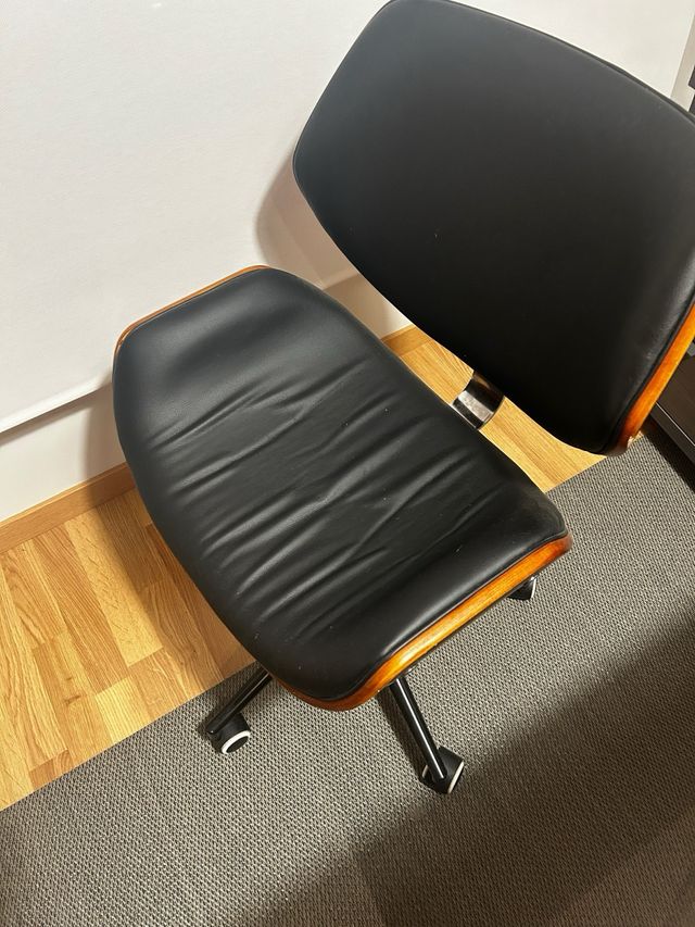 Silla de escritorio con ruedas.