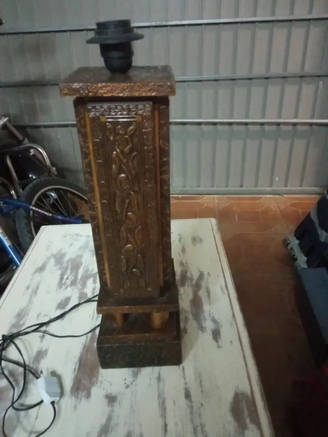 Base in legno per lampada con piastra intagliata