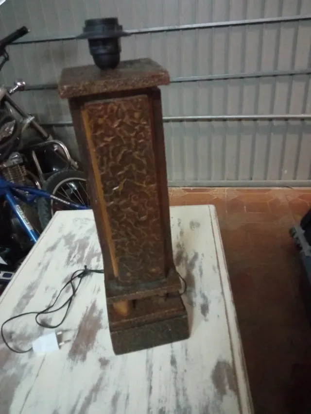 Base in legno per lampada con piastra intagliata