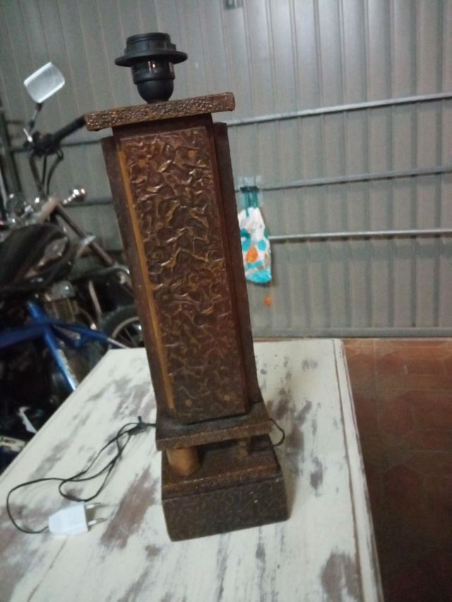 Base in legno per lampada con piastra intagliata