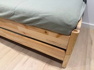 Cama apilable IKEA UTÅKER con colcha y cojines