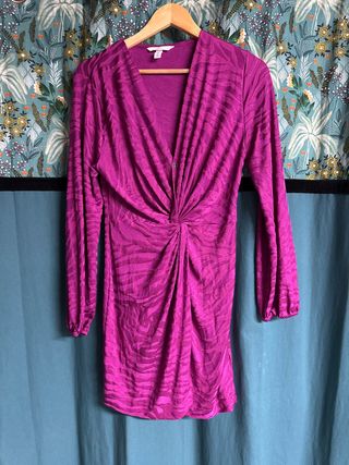 Vestido Morado con Estampado Animal es tela fría