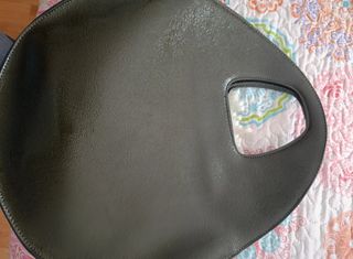 Bolso verde oscuro con tachuelas